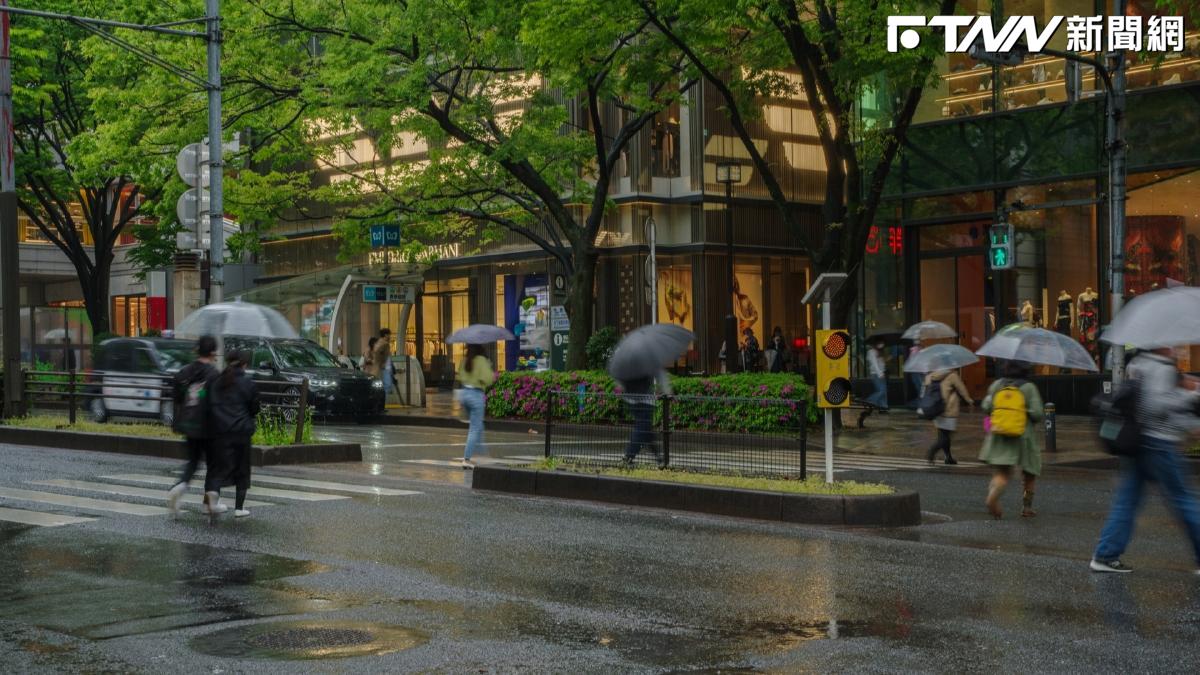 連下2日！鋒面、東北季風夾擊　北台明顯轉濕涼「局部大雨開轟」