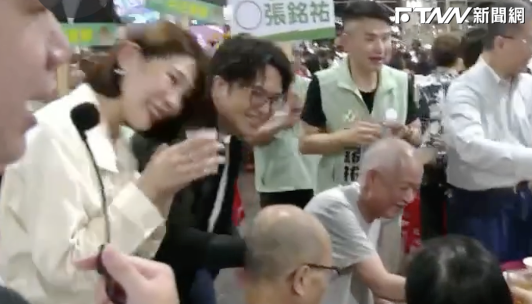 徐國勇親帶沈伯洋母親節跑桌敬酒　賴苡任諷：老母雞帶母雞？