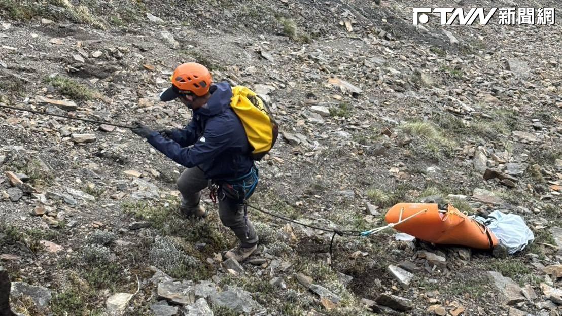 失聯17日女山友回家了！地搜5小時艱困搬運遺體　空勤接力今早吊掛下山