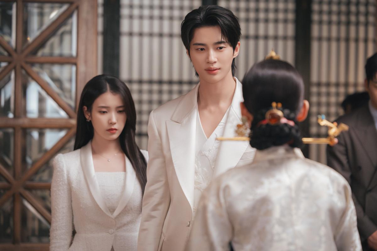 《21世紀大君夫人》收視飆升！IU提離婚又獻吻邊佑錫　30公分身高差墊腳也親不到