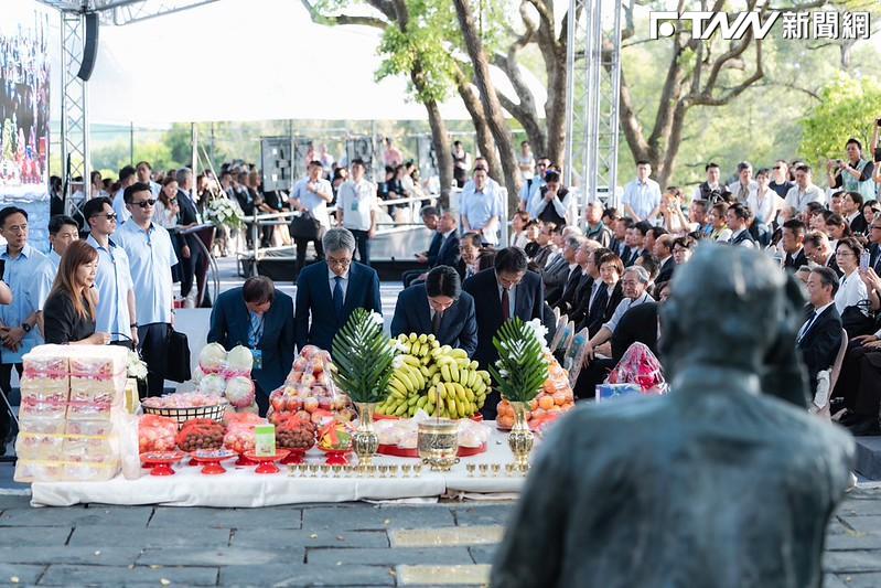 總統不應陪殖民者後代追思八田與一　他以新加坡「萊佛士雕像」為例質疑賴清德