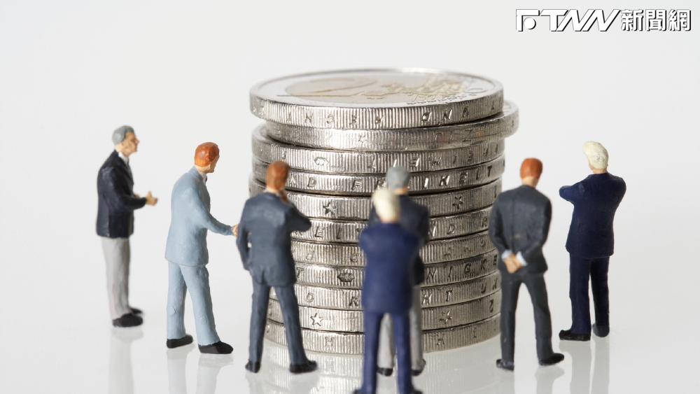 躋身英特爾先進封裝夥伴！自營商連5天加碼「晶圓代工廠」　囤貨群創1.4萬張居冠