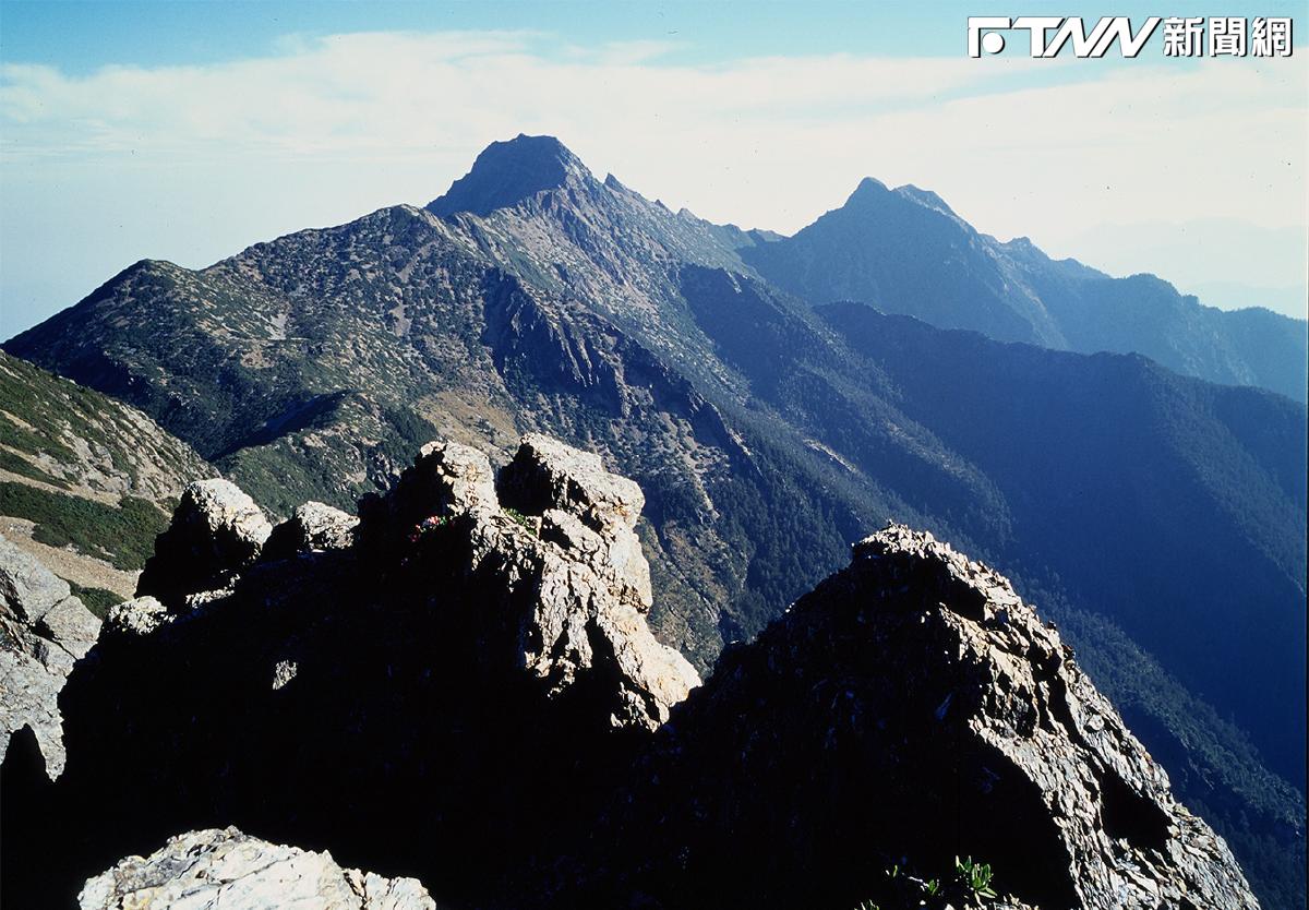玉山主峰發生墜谷意外！登山客跌落百米山谷身亡 　遺體將吊掛下山