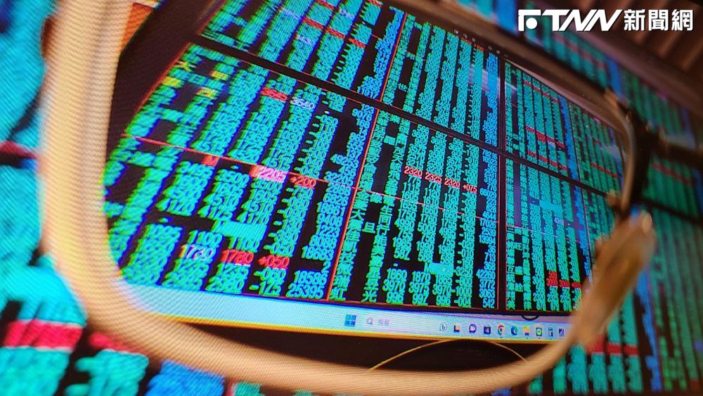 聯發科跌100元、日月光崩3%！台積電開低挫15元　台股開低拉回242點失守41700大關